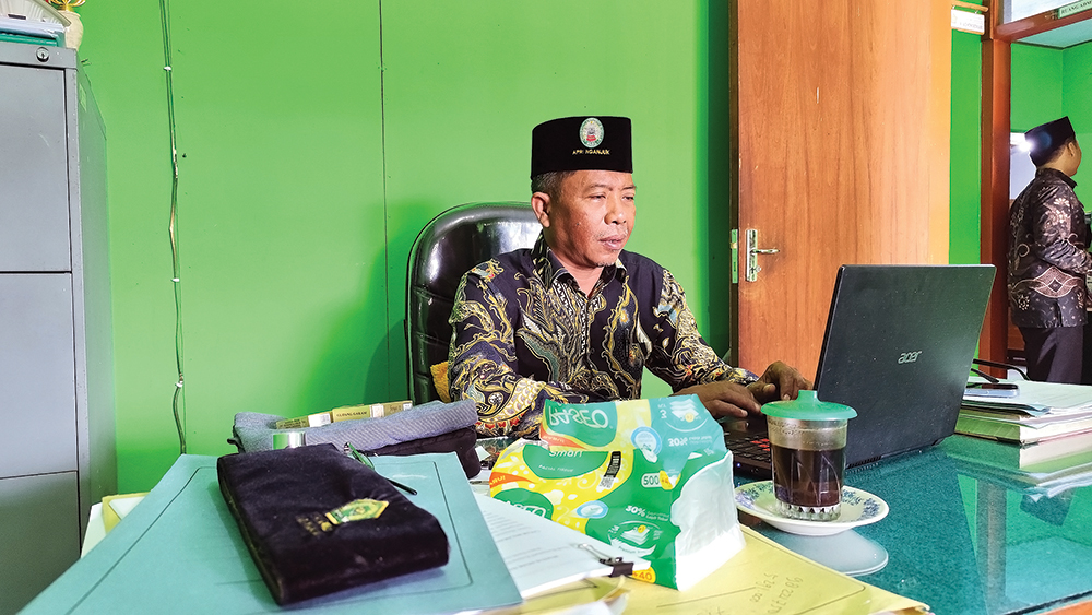 INOVATIF: Kepala KUA Rejoso Nur Alifi manfaatkan teknologi untuk penyuluhan.