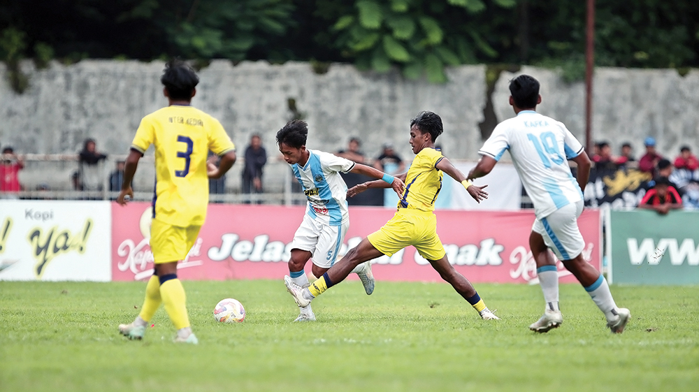 TAK TERBENDUNG: Pemain Persenga melewati hadangan pemain Inter Kediri di babak 16 besar Liga 4 Jawa Timur. Di babak 8 besar Laskar Singo Barong masuk di grup neraka.