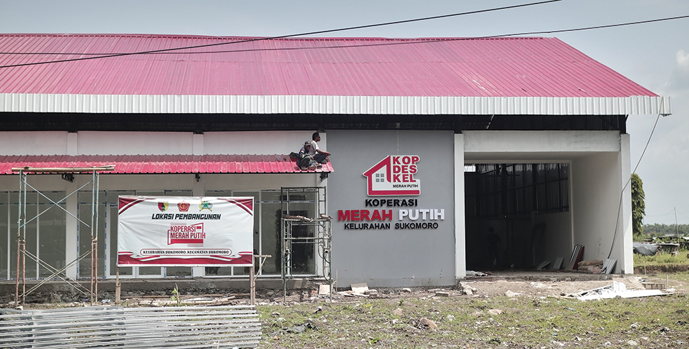 PROYEK NASIONAL: Bangunan Koperasi Merah Putih (KMP) di Kelurahan/Kecamatan Sukomoro dalam proses finishing kemarin. Tercatat 85 Desa/Kelurahan belum bangun KMP.