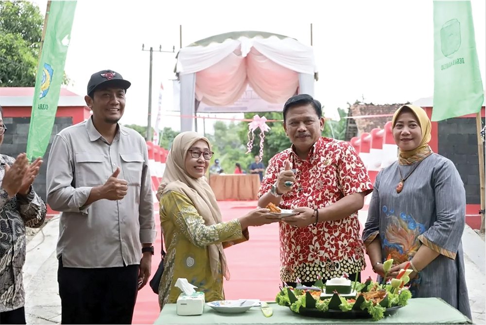 TASYAKURAN: Bupati Marhaen memberi potongan tumpeng saat peresmian Jembatan Banjarejo.