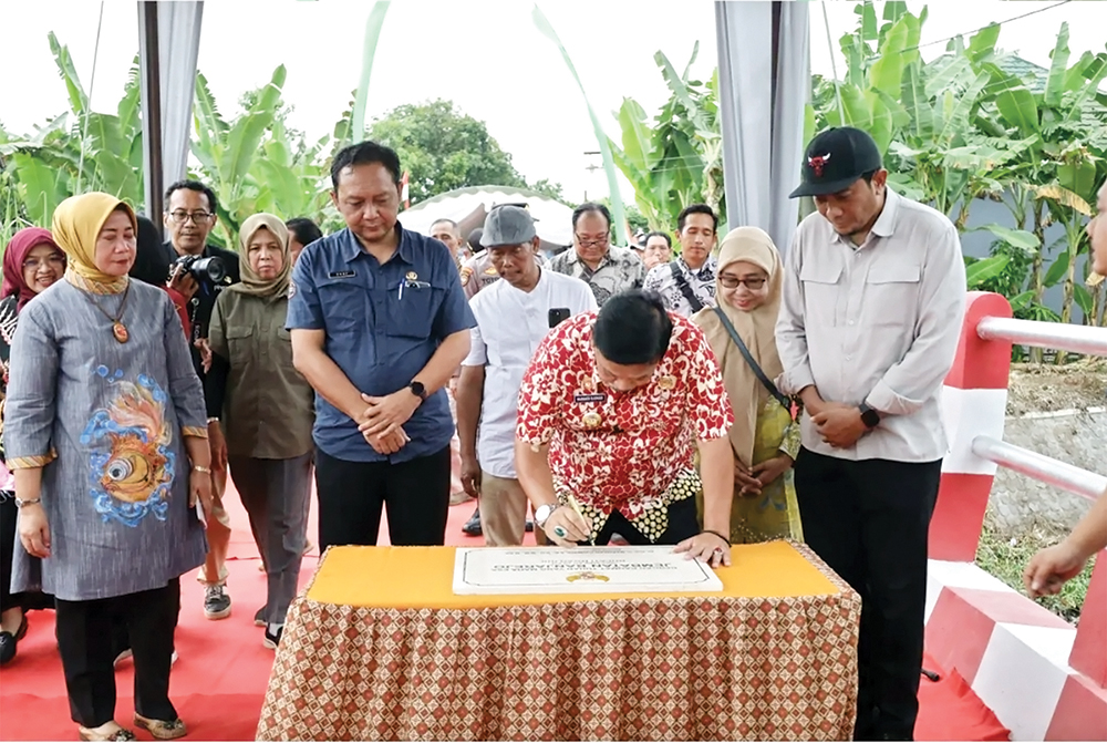 VITAL: Kang Marhaen tanda tangan prasasti peresmian Jembatan Banjarejo.