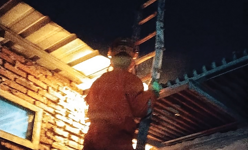 OPERASI TANGKAP TAWON: Petugas Damkarmat mengevakuasi sarang tawon di Kelurahan Warujayeng, Kecamatan Tanjunganom.