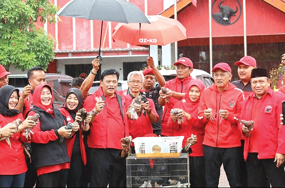 SEMARAK: Ketua DPC PDI Perjuangan Nganjuk Marhaen Djumadi melepas burung dalam rangka memperingati ulang tahun ke-79 Ketua Umum PDIP Megawati Soekarnoputri.