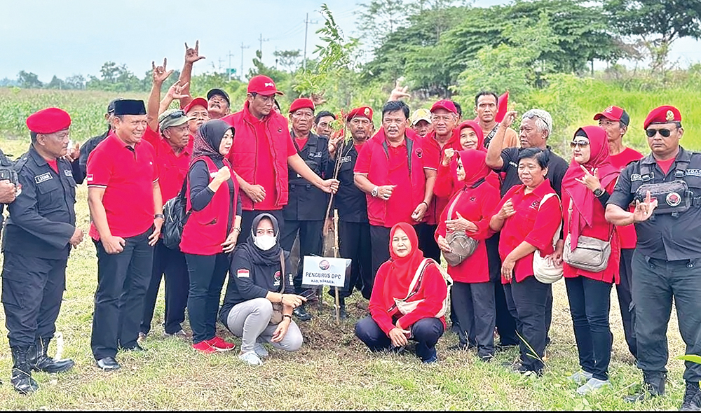 Aksi penanaman ratusan pohon juga digelar di Bendungan Semantok.