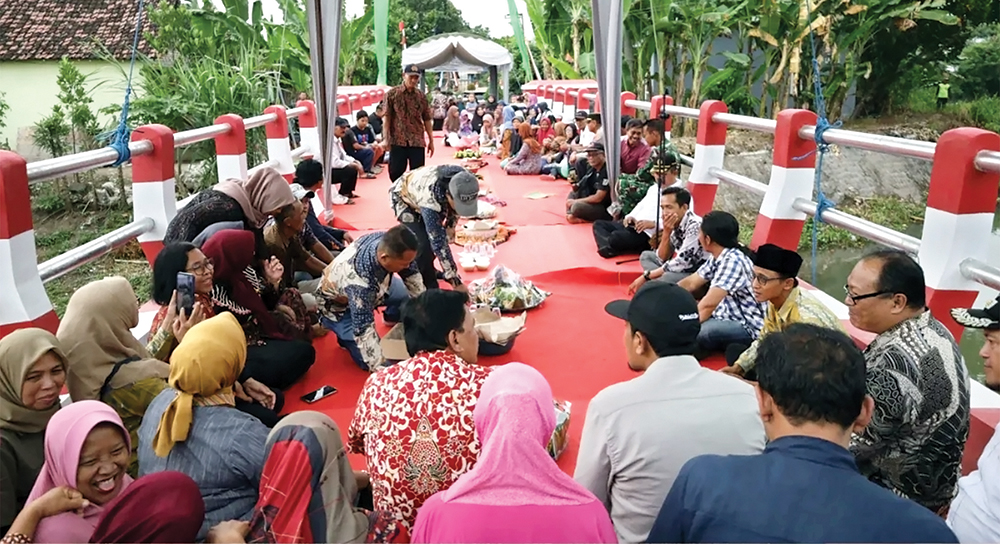 BERMANFAAT: Bupati Marhaen Djumadi memberi sambutan saat persemian Jembatan Banjarejo.