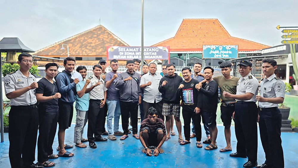 AKHIR PELARIAN: Petugas Rutan Kelas IIB Nganjuk dan tim gabungan berhasil menangkap Moh Hairul Andik yang kabur dari rutan kemarin.