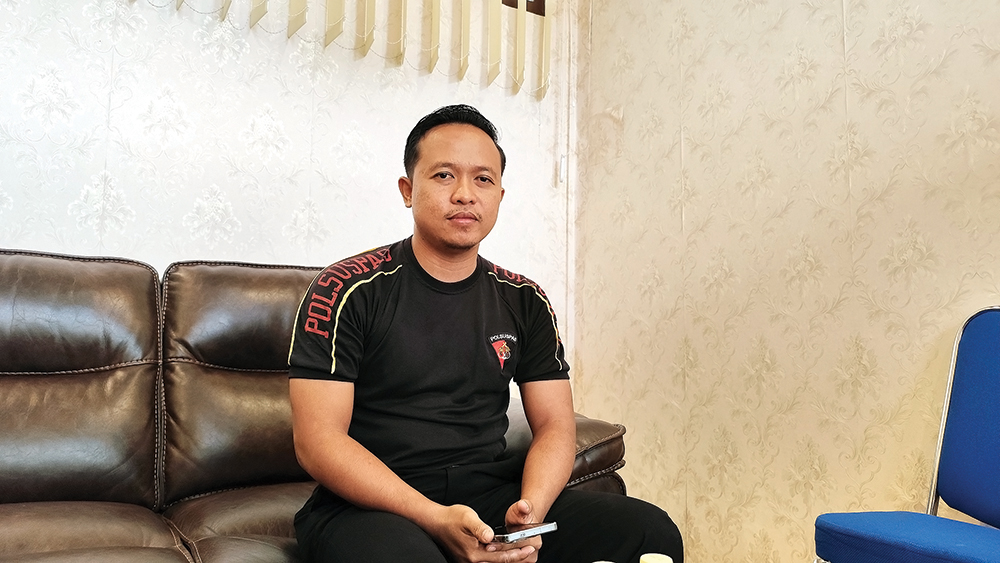 TOTALITAS: Trio Fery Mahmuda memburu Moh Hairul Andik yang kabur selama empat hari.