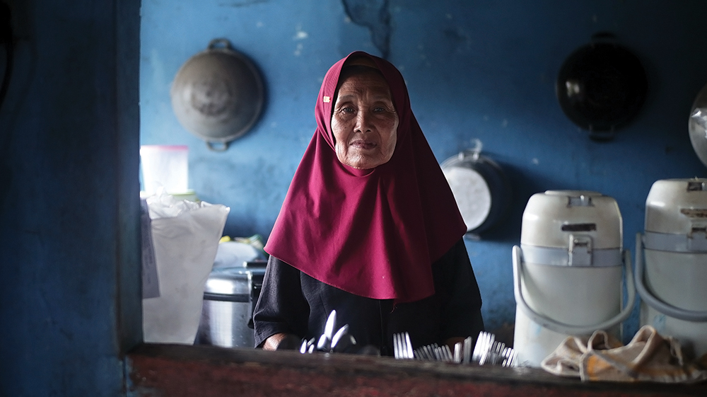 Sri Astutik, owner Warung Asem-Asem Kuncir (foto kanan).