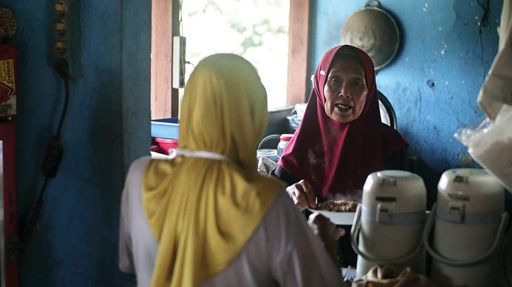 PORSI TERBATAS: Sri Astutik hanya menyediakan 50 porsi asem-asem kambing setiap hari.