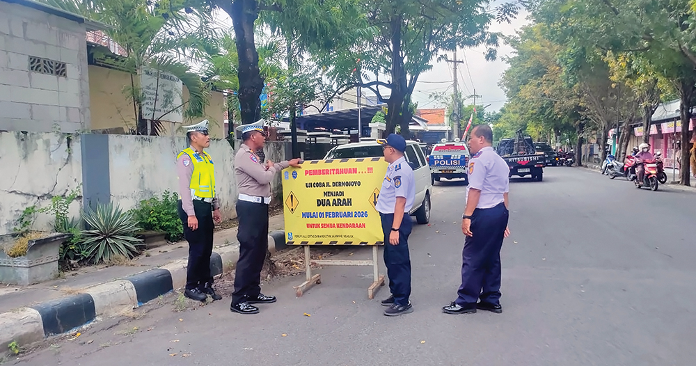 URAI MACET: Petugas Dishub dan Sarlantas mempersiapkan perubahan arus lalin di Jalan Dermojoyo.