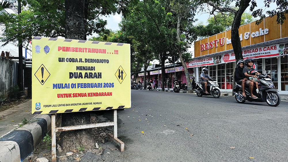 PERSIAPAN: Papan perubahan arus lalin di Jalan Dermojoyo Nganjuk mulai dipasang kemarin.
