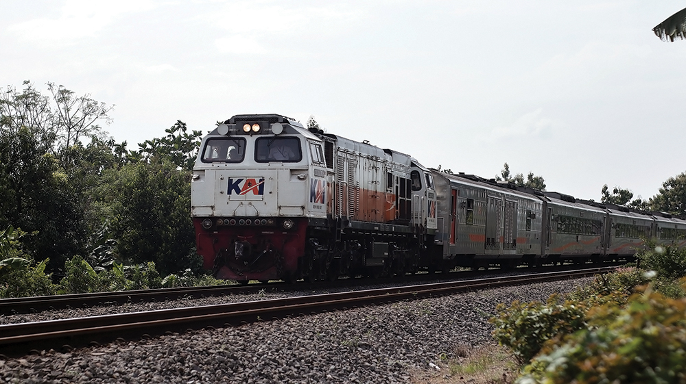 FAVORIT: Kereta api melintas di Nganjuk. Tiket kereta api Lebaran 2026 dari Stasiun Kertosono ludes terjual.