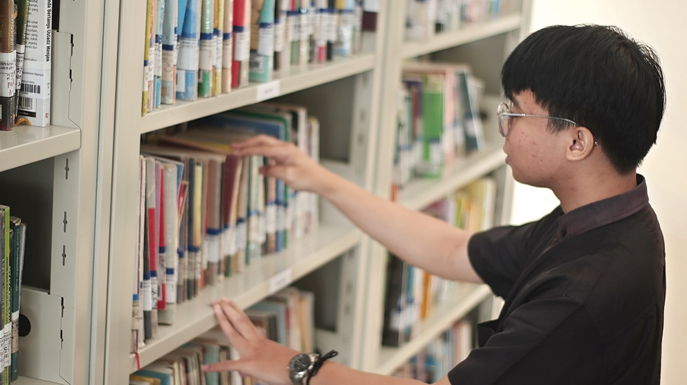 BUTUH KOLEKSI BARU: Pengunjung Perpusda Nganjuk memilih buku yang akan dibaca. Perpusda butuh ribuan buku.