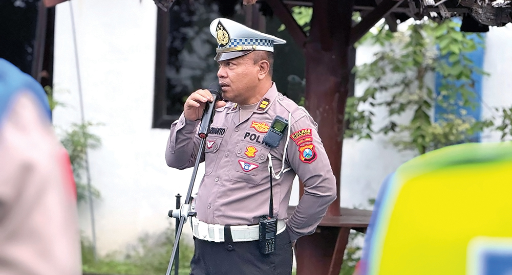 DEKAT DENGAN SISWA: KBO Satlantas Polres Nganjuk Iptu Jarwanto beri pengarahan.