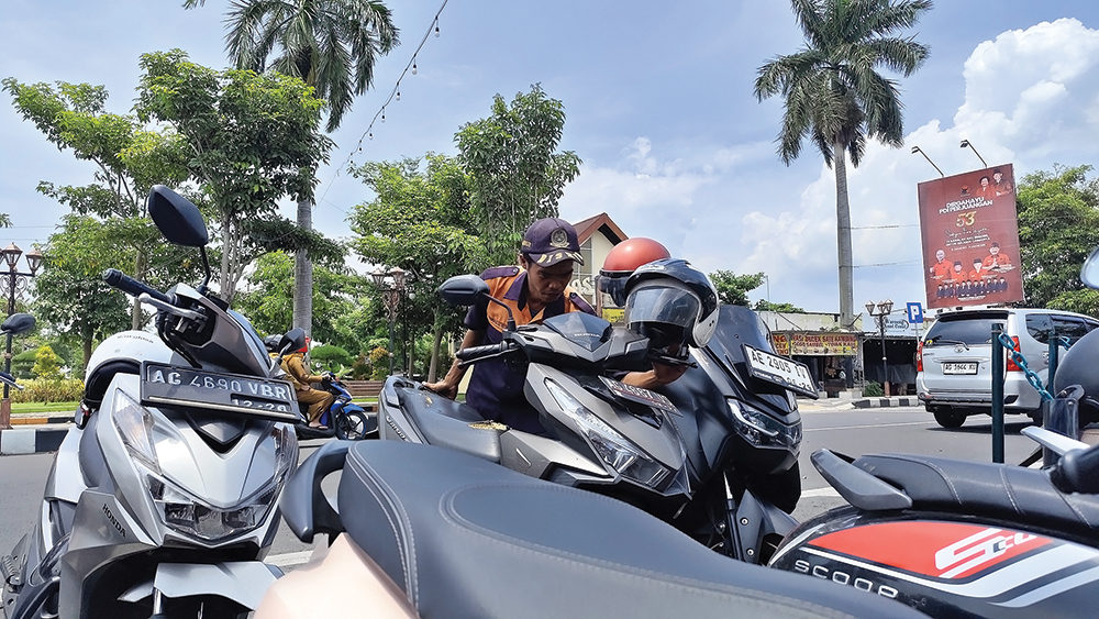 TUGAS BERAT: Juru parkir resmi menata parkir. Target PAD parkir tahun 2026 mencapai Rp 8,69 miliar.