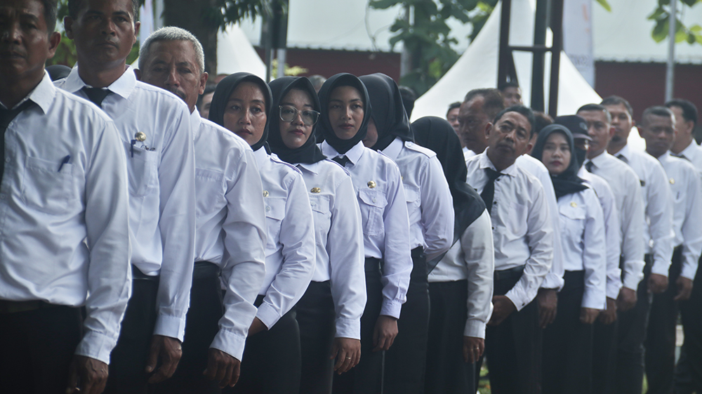 Pegawai Pemerintah dengan Perjanjian Kerja (PPPK) paruh waktu di lingkungan Pemerintah Kabupaten (Pemkab) Nganjuk akhirnya bisa full senyum. Karena mereka baru saja mendapat gaji pertama.