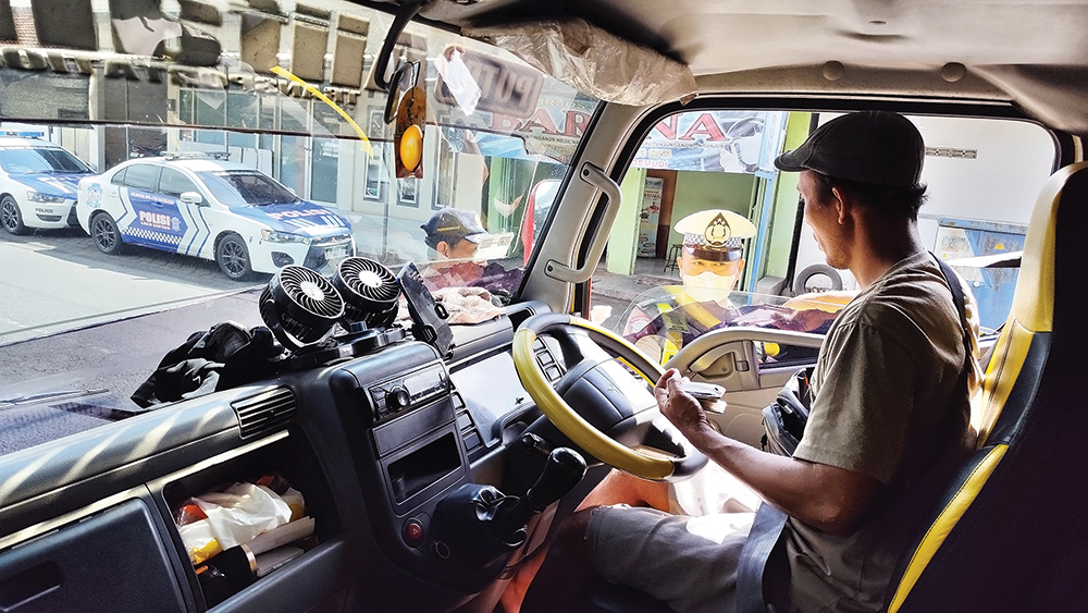 Razia truk dilaksanakan di Jalan Tanjunganom&ndash;Prambon kemarin.