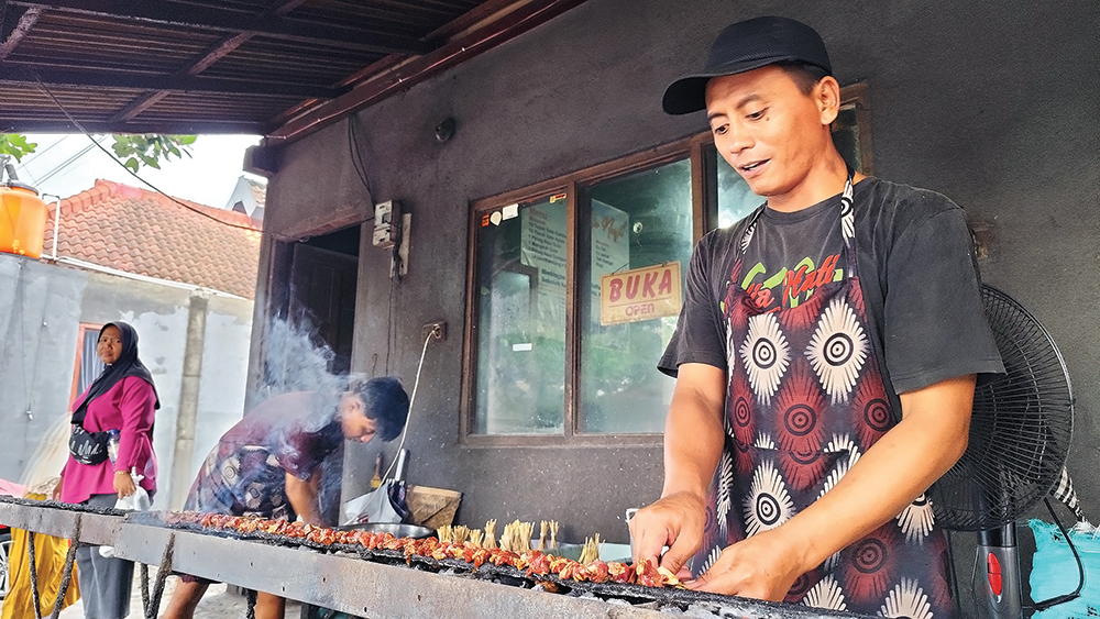 KULINER LEGENDARIS: Sate Sor Nongko dikenal murah. Pemilik ngaku ingin sedekah.