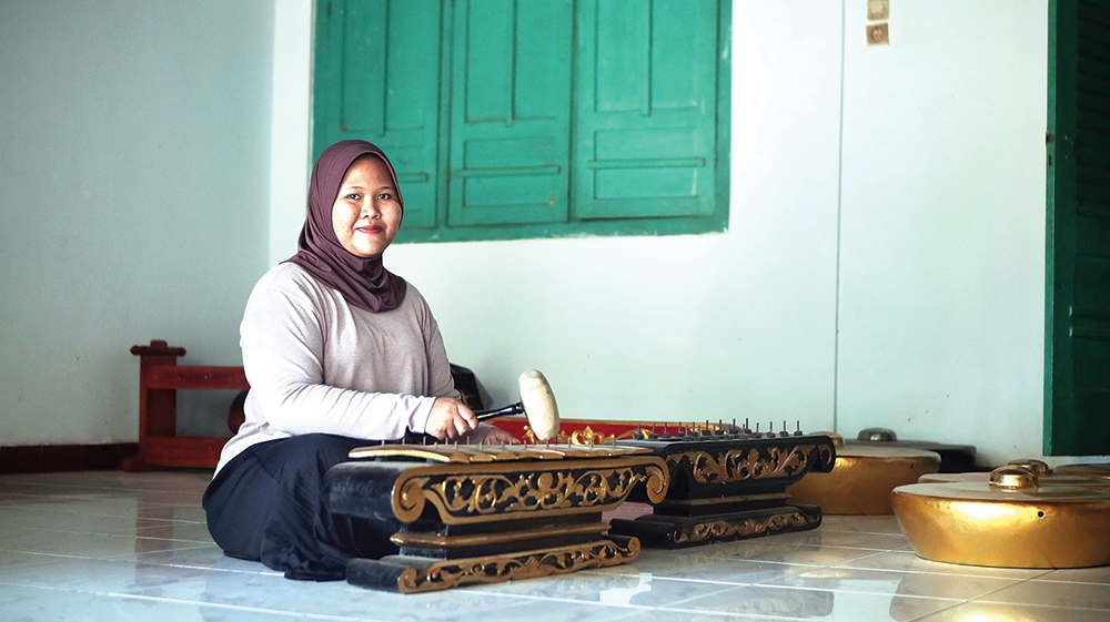 GENERASI KE EMPAT: Nilunda Arsy Parahita, pemilik tempat Kerajinan Gamelan Mustika Laras. Kualitas gamelan membuat sentra gamelan di Kecamatan Loceret ini masih eksis.