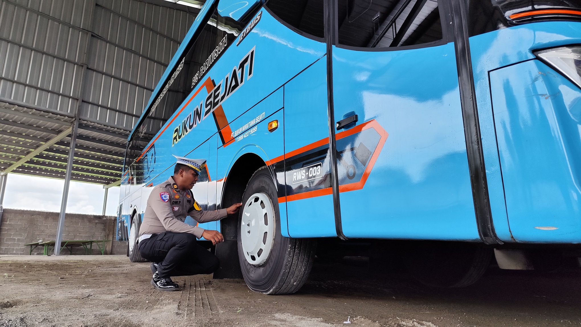 Kanit Kamsel Polres Nganjuk saat melakukan pengecekan bus pariwisata