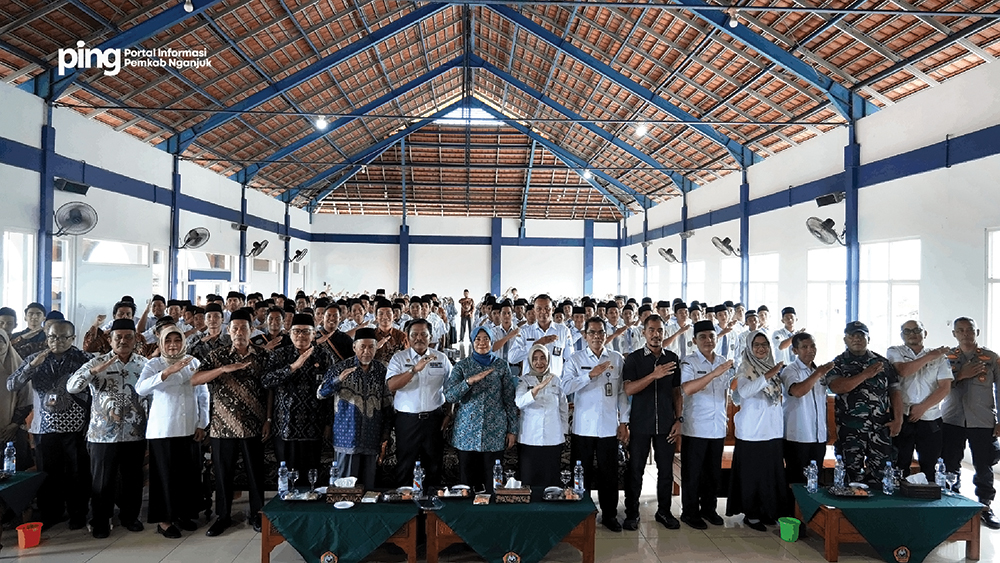 BANGGA KENCANA: Bupati Marhaen dan Kepala Dinas PPKB Asti Widyartini foto bersama.