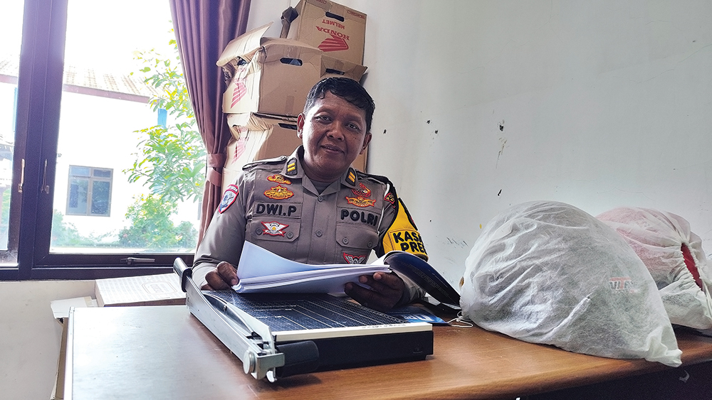 TEKAN LAKA: Kanit Kamsel Satlantas Polres Nganjuk Iptu Dwi Purnomo sudah 20 tahun mengabdi.