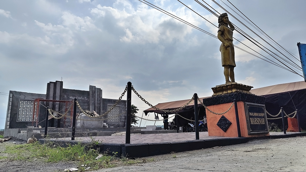 PAHLAWAN BURUH: Monumen Pahlawan Buruh Marsinah di Sukomoro sedang dibangun. Pembangunan Museum Marsinah mengalami hambatan karena hujan turun hampir setiap hari di Kabupaten Nganjuk.