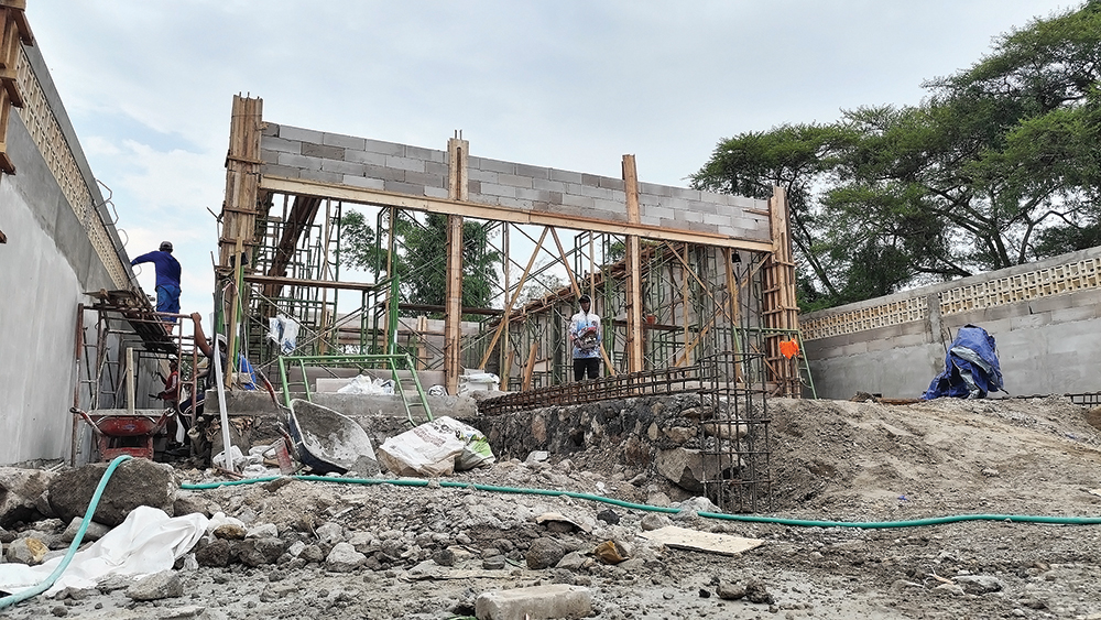 BANGUN MUSEUM: Pembangunan Museum Marsinah di Desa Nglundo, Kecamatan Sukomoro masih 45 persen kemarin. Pembangunan museum ini ditarget bisa selesai akhir Bulan Maret tahun ini.