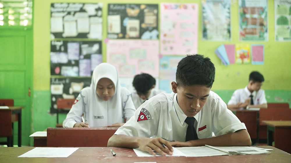 SERIUS: Siswa SMPN 4 Nganjuk mengerjakan try out soal TKA. Minggu depan Kemendikdasmen gelar try out TKA SMP di Kabupaten Nganjuk.