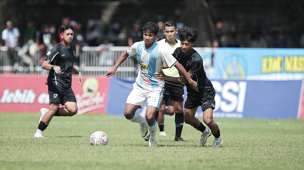 LOLOS KE NASIONAL: Gelandang Persenga Akbar melewati hadangan dua pemain Triple S di laga terakhir babak 8 besar Liga 4 Jawa Timur kemarin. Laskar Singo Barong berhasil melumat Triple