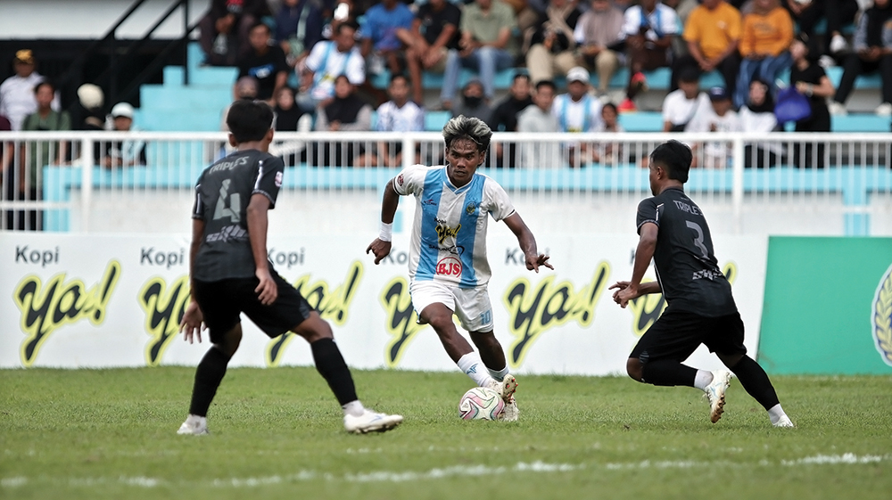 DAPAT BONUS: Striker Persenga Nasikin melewati hadangan pemain Triple S Kediri. Pemain Laskar Singo Barong dapat bonus libur latihan.