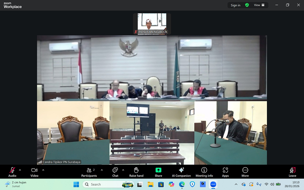 Proses persidangan perkara dugaan korupsi dana APBDes Dadapan, Kecamatan Ngronggot di Pengadilan Tindak Pidana Korupsi (Tipikor) pada PN Tipikor Surabaya.