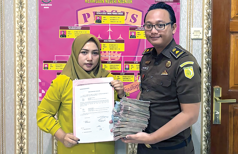 KOOPERATIF: Kasipidsus Kejari Nganjuk Yan Aswari menerima pengembalian uang dana desa dari keluarga Yuliantono.