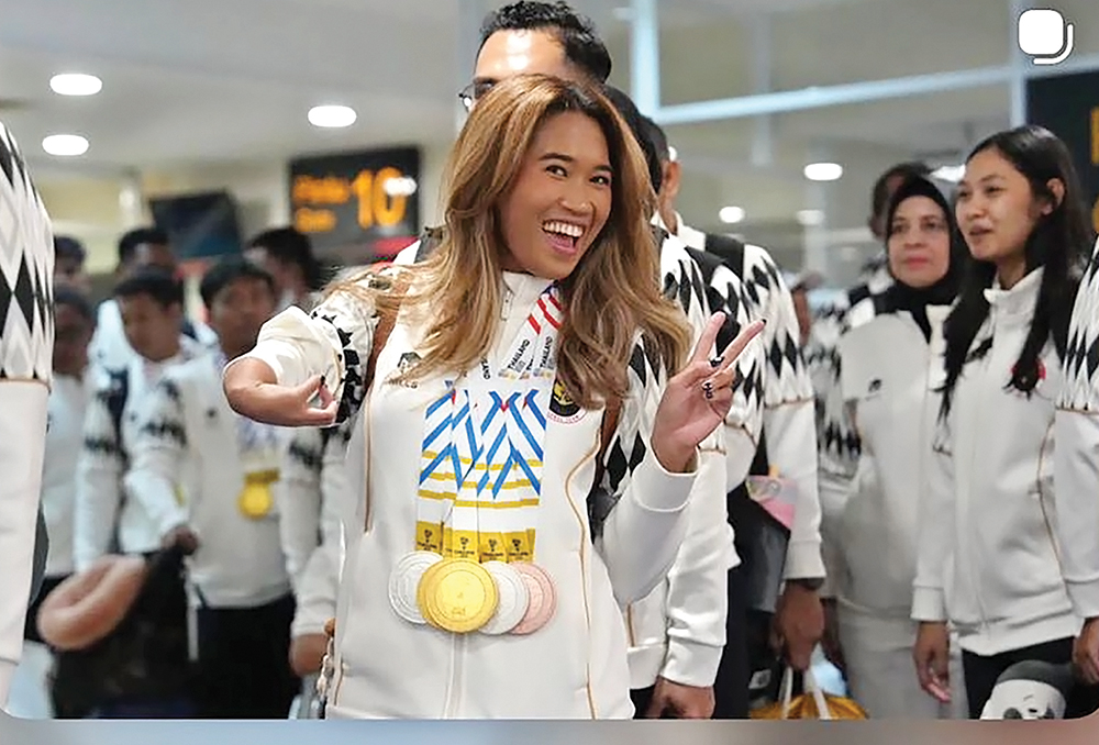 MEMBANGGAKAN: Mutiara Cantik Harsanto bersama kontingen Indonesia tampil memukau di Thailand.