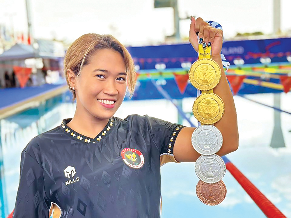 HARUMKAN INDONESIA: Mutiara menunjukkan medali emas, perak, dan perunggu yang diraihnya.