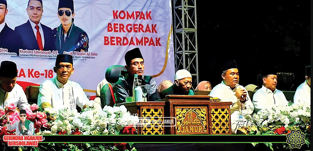 GERINDRA NGANJUK BERSHOLAWAT: Ketua DPC Partai Gerindra Nganjuk Jianto dan ribuan kader Partai Gerinda serta warga mengikuti sholawatan di GOR Bung Karno Nganjuk.