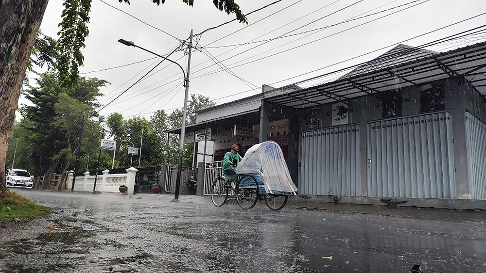 WASPADA CUACA EKSTREM: Hujan deras mengguyur Kabupaten Nganjuk. BPBD minta masyarakat waspada angin kencang.