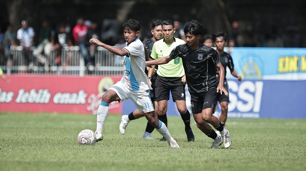 MAJU NASIONAL: Pemain Persenga saat melewati hadangan pemain Triple S. Persenga ingin jadi tuan rumah.