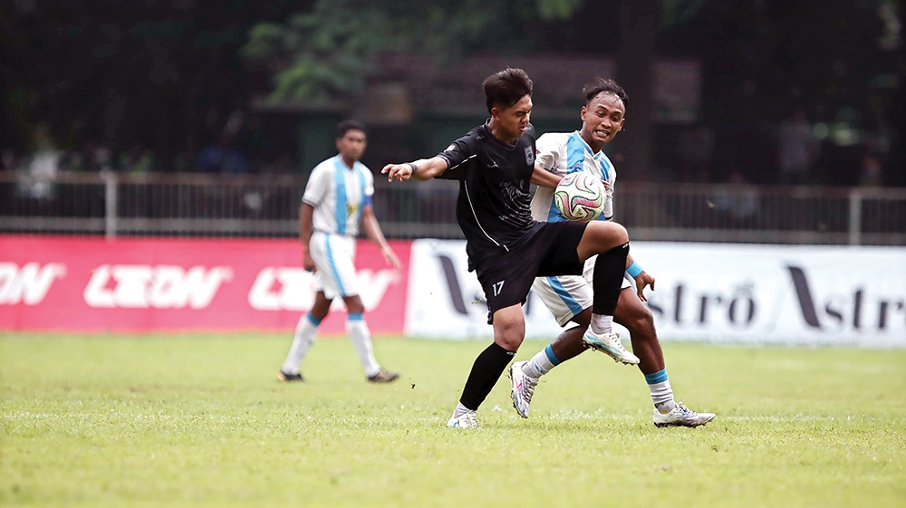 BUTUH TAMBAHAN PEMAIN: Pemain Persenga mencoba menghalau bola saat melawan Triple S Kediri.