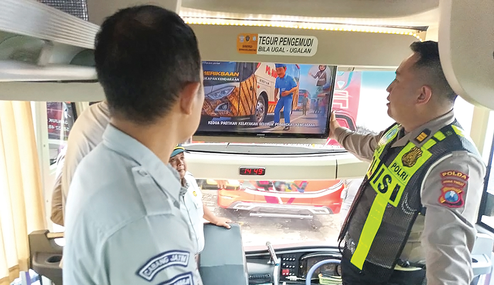 RAZIA BUS: Tim gabungan mengecek kondisi bus pariwisata dan surat-suratnya. Ada tiga bus tak uji KIR.