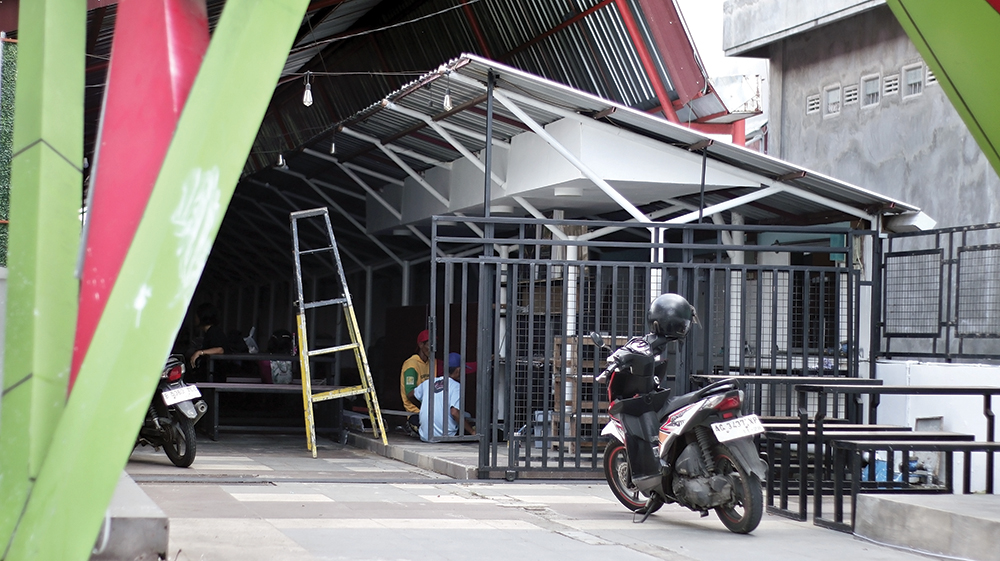 MULAI BERBENAH: Pekerja memperbaiki stan di Slumbung Food Festival (SFF) sisi barat kemarin. Pemkab Nganjuk menggandeng pihak swasta untuk menghidupkan SFF di sisi barat yang mangkrak.