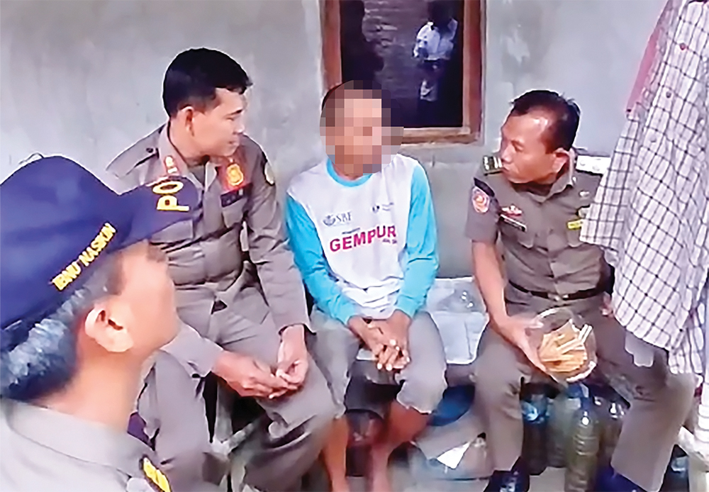 GEMPARKAN WARGA: Petugas Satpol PP Kabupaten Nganjuk mengamankan ODGJ yang cekik warga di Tanjunganom.
