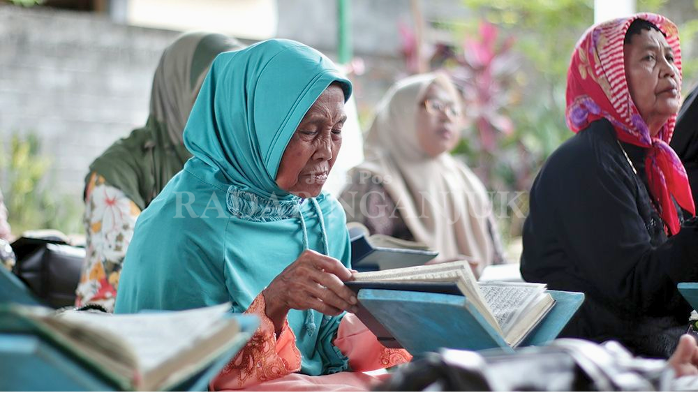 SAMBUT RAMADAN: Ribuan warga Kabupaten Nganjuk Semaan Alquran Mantab dan Dzikrul Ghofilin di Lingkungan Santren, Kelurahan Kapas, Kecamatan Sukomoro kemarin. Ribuan orang hadir di sana.