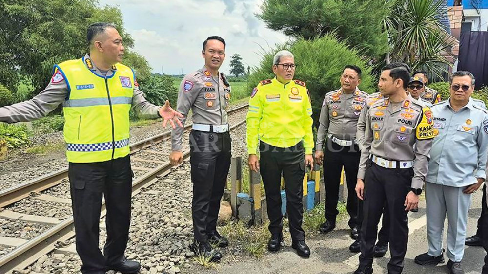 USUL FLYOVER: Kasatlantas Polres Nganjuk AKP Ivan Danara Oktavian ikut meninjau Simpang Empat Mengkreng yang sering macet.