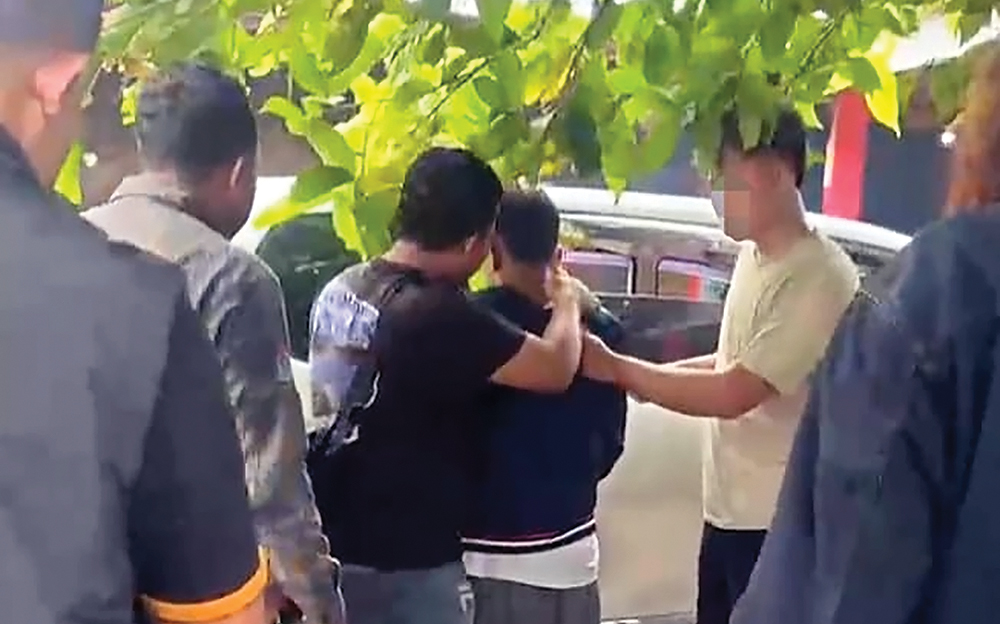 Satresnarkoba Polres Nganjuk menggerebek pengedar sabu-sabu di Kertosono.