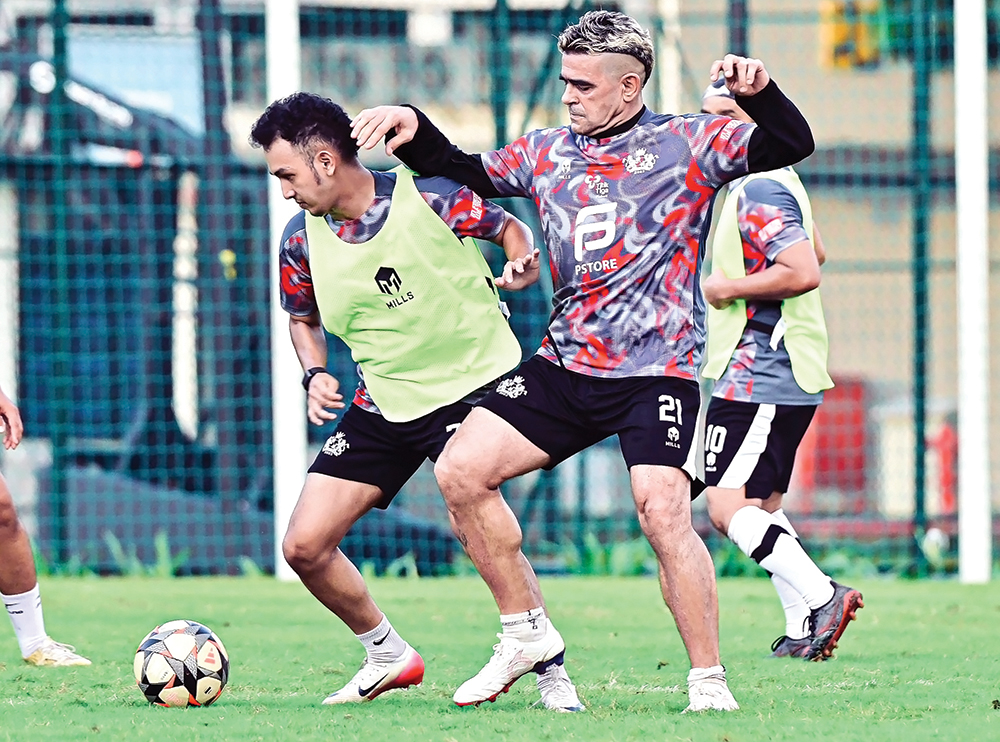 JAGA KONDISI FISIK: Mario pemain Persenga berlatih bersama mantan striker Timnas Indonesia Cristian Gonzales.