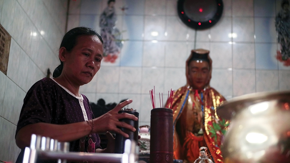 PERSIAPAN IMLEK: Umat Tri Dharma membersihkan Kelenteng Hok Yoe Kiong Sukomoro. Pagi ini mereka memandikan patung dewa.