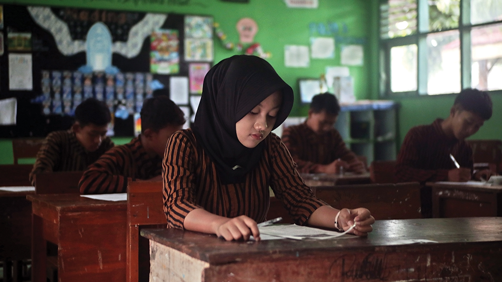 MULAI PUSING: Siswi SMPN 1 Bagor membaca soal try out TKA Bahasa Indonesia kemarin. Soal dianggap sulit.