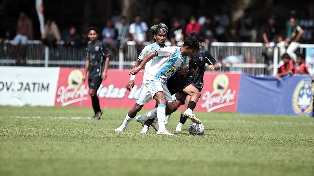 FISIK HARUS KUAT: Nasikin dihadang pemain Triple S Kediri di babak 8 besar. Fisik Laskar Singo Barong harus kuat.