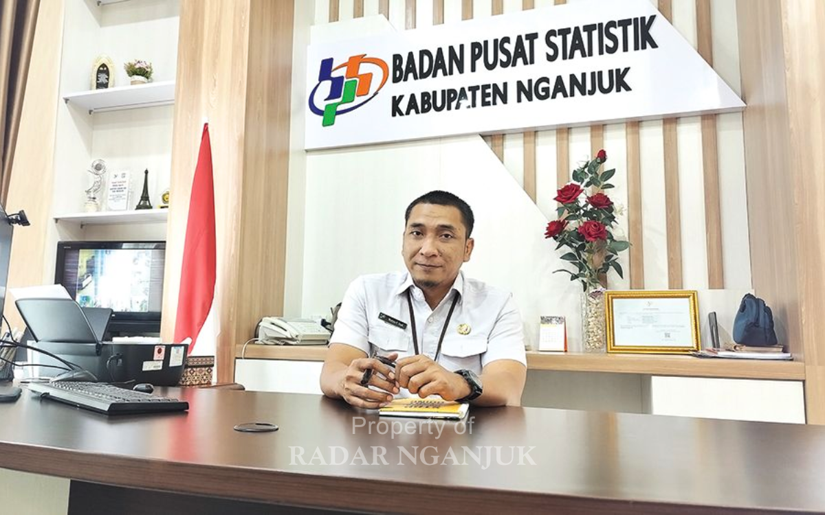 SUKA NGOPI: Kepala BPS Nganjuk Wahyu Purnamahadi. Dia suka ngopi saat malam hari.